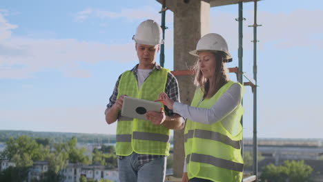 Gerente-De-Construcción-E-Ingeniero-Trabajando-En-El-Sitio-De-Construcción.